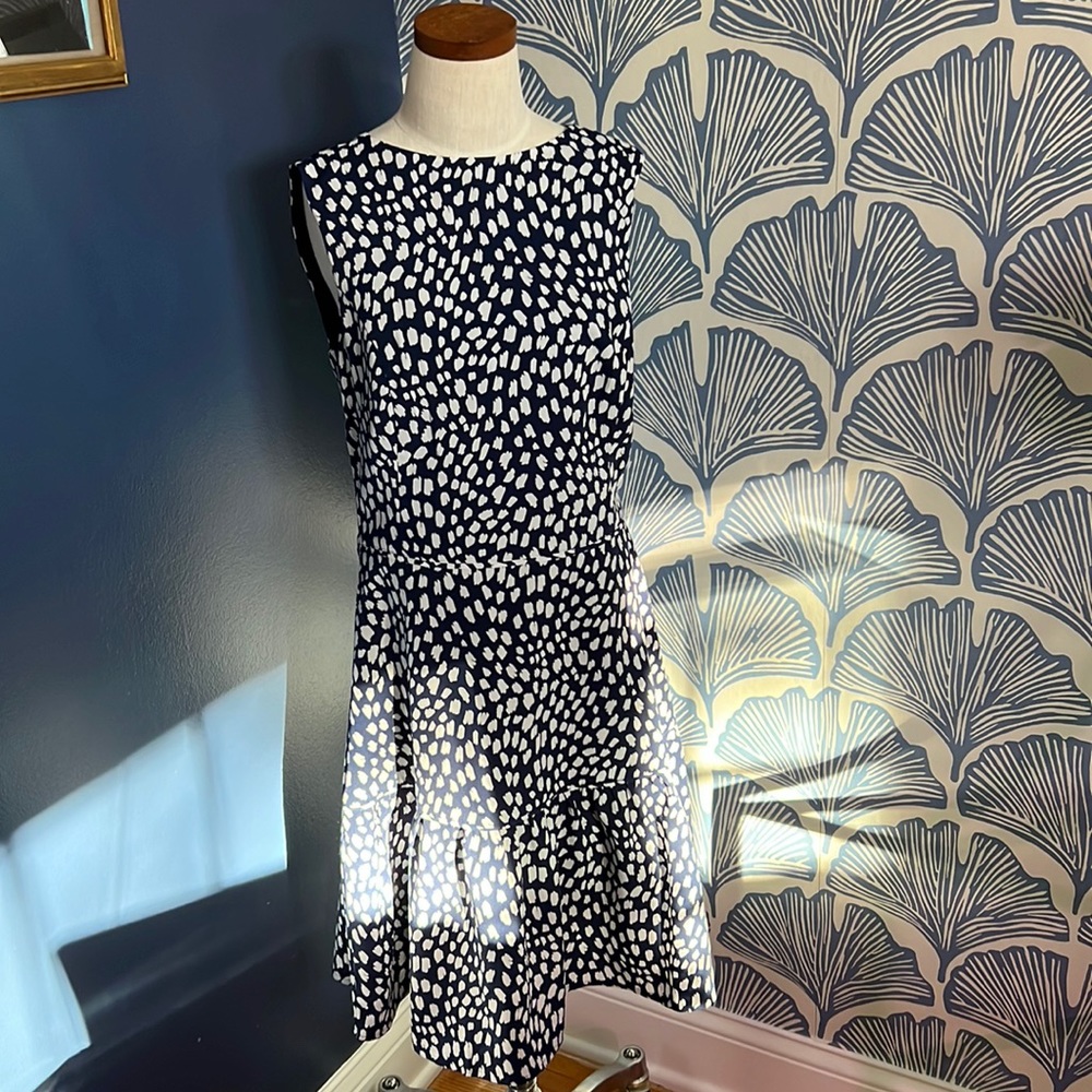Vineyard vines-silk! Perfect condition- worn once for Easter!